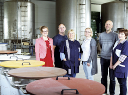 Linum Color galvenais trumpis ir lieliska komanda, viņu vidū ražošanas vadītāja Aina Savicka (no labās), pārdošanas vadītājs Guntars Jaunpujens–Pujens, biroja vadītāja Līva Glušaka, ķīmiķe Agrita Ansone, laboratorijas speciālists Gints Šnitkus, eksporta menedžere Velga Balode