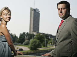 Zane Peneze kā ziņu raidījuma Panorāma politikas reportiere nostrādājusi četrus gadus, bet Kristaps Pētersons LTV projektos ir bijis trīs gadus. Foto — Reinis Hofmanis, F64