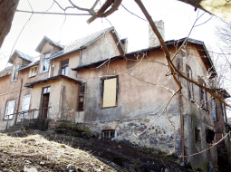 Šajā mājā Ludviķa ielā, Pārdaugavā, dzīvoklis pieder vairākkārt tiesātajam Vladimiram Vilazovskim — pēc noficiālām ziņām, viņa pārraudzībā ir liela daļa spaisa tirdzniecības Rīgā. Nesen dzīvoklis izdedzis.