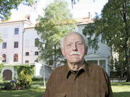 Rolands Majors ir ugunsdrošības inspektors prezidenta pilī. Viņš atbild arī par septiņiem antīkajiem pulksteņiem un vada ekskursijas pa pili. Foto — Kaspars Krafts, F64
