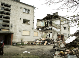 18 dzīvokļu mantas izgāztas kaudzēs pie nama ieejas un aizmugurē: krustu šķērsu zābaki, gultas pārklāji, rotaļlietas, trauki un grāmatas, dokumenti.