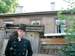 Skursteņslauķa izejamais tērps. Ar spožām sudraba pogām. Balts kakla lakatiņš arī. «Kad izej sapucējies uz ielas, nāk klāt un prasa, vai aktieris.» Meitenes bieži skrien klāt, lai pieķertos pie pogas un kaut ko vēlētos. Foto — Andrejs Terentjevs, F64