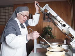Māsa Liberata Marija pozēšanai nav pierunājama, jo viņa esot skaista garīgi, taču to redzot vien Dievs. Foto — Nora Krevņeva, F64
