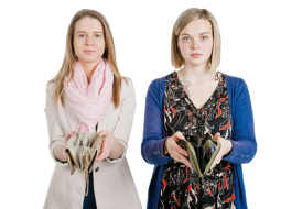 Ilze Vēbere (pa kreisi) strādāja Lielveikala kasē