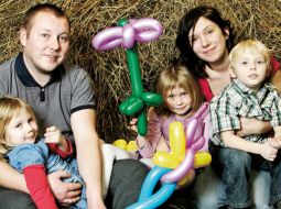 Guntars Meluškāns ir Draugiem.lv radošais direktors, Sindija — Mammamuntetiem.lv radītāja. Attēlā ar meitām Annu un Grietu, un adoptēto Daniēlu. Fotografēšanās brīdī klāt nebija vecākā dēla Dāvja.