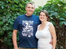 Līdz mēneša beigām DAD Cafe Rīgā, Miera ielā, skatāmas Mika un Zanes fotogrāfijas, kas tapušas, dzīvojot Kambodžā, — smaidīgi cilvēki, spilgti zaļi rīsi, dzidri zilas debesis, sarkanīgi zemes ceļi.