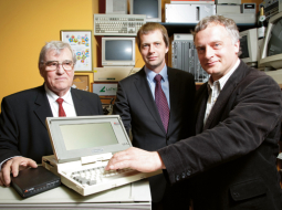 Latvijas interneta pionieri Andrejs Spektors (no kreisās), Mārtiņš Gataviņš un Guntis Bārzdiņš Matemātikas un informātikas institūta muzejā ar pirmo telefona modemu, ko 1990.gadā, braucot uz Dziesmusvētkiem, atveda Austrālijas latvietis Pēteris Kļaviņš, un ar 1991.gada Bondwell klēpjdatoru.