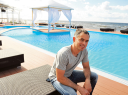 Pludmales restorāna un atpūtas zonas Havana Lounge Club līdzīpašnieks Andris Teons: «VIP zona mums ir tikai viena, tajā ir džakuzi ar skatu uz jūru. Ļoti pieprasīta.»