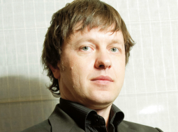 «Pievienoties eiro ir daudz vieglāk, nekā pēc tam izstāties no eirozonas. Ja mums ir tāda ekstra kā iespēja izvēlēties, to vajadzētu izmantot,» saka Jānis Ogsts