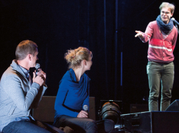 «Ja zālē sēdētu kāds no varoņiem, vai tu atpazītu viņu pēc smiekliem?» jautā Ir lasītājs Lauris.