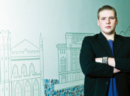 Pēkšņā uzmanība Oskaram Cinītim nepatīk, jo viņš nevēlējās, lai strīds ar iereibušo kaimiņu nonāk YouTube. Rīgas Amatniecības vidusskolā abi mācās metālapstrādi.