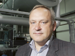 «Nekad neesam dzinušies pēc tamlīdzīgas ātras un vieglas peļņas, jo tā nauda, kas viegli nāk, tikpat viegli arī aiziet,» saka Ošukalns direktors Aigars Nitišs.