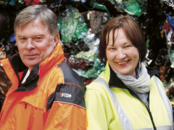 PET Baltija valdes locekle Undīne Būde un rūpnīcas vadītājs Alberts Strauts. Foto — Mārtiņš Zilgalvis, F64
