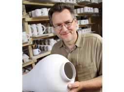 «Mums nav vērts ražot to, ko citi var uztaisīt vairāk un lētāk. Mēs ražojam to, ko citi uztaisīt nevar un nevarēs,» saka Piebalgas Porcelāna fabrikas īpašnieks Jānis Ronis.