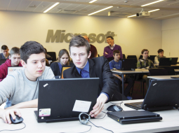 Nodarbība Microsoft programmēšanas skolā 7.—9.klašu skolēniem Rīgā.