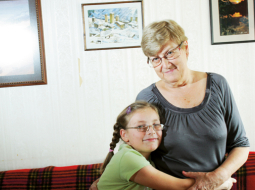 «Pa Tbilisi eju kā pa lielu augstskolu. Uz ielas gandrīz katrs otrais ir mans bijušais students,» stāsta Regīna Jakobidze. No 1976. līdz 2007.gadam strādājusi Tbilisi Politehniskajā institūtā, kas vēlāk pārtapa par universitāti, tagad viņa māca latviešu valodu 11 Gruzijas bērniem, arī mazmeitām Medejai (attēlā) un Annai.