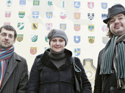 Lauris Zvejnieks (no kreisās), Ruta Krastiņa un Aigars Ruņģis pēc vairāku gadu dzīves Rīgā ir pārcēlušies uz dzīvi savās dzimtajās pilsētās. Viņi jūtas labi, jo vairs nekur nav jāskrien. Ne garīgi, ne fiziski. Foto — Jānis Saliņš, F64