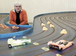 Jānis Raģe–Raģis ir Somijas 2010.gada automodelēšanas čempions un ik pa pāris gadiem plāno Dziesmu un deju svētku dalībnieku autobusu kustības shēmu. Foto — Raitis Plauks, F64