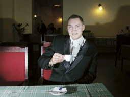 Renārs Lazovskis novērojis, ka iecienītākie alkoholiskie dzērieni Saeimas kafejnīcā ir konjaks, balzams, rums un šņabis. Vismazāk deputāti bauda vīnu. Foto — Rūta Kalmuka, F64