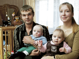 Iluta un Deniss Terehoviči Rēzeknes novada Audriņos pirms krīzes strādāja, tagad audzina dvīņus un pārtiek no pabalstiem.
