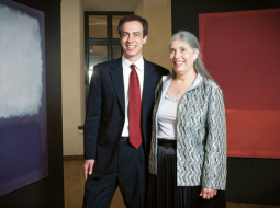 Kristofers Rotko (48) un Keita Rotko–Prizela (62) pie sava tēva gleznām Marka Rotko Mākslas centrā Daugavpilī.