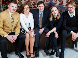 Ansis (no labās), Laurance, Alvils, Aija un Miks Rozentāli — Latvijas Mākslas akadēmijas students un topošā mākslas zinātniece, interjerists, tulkotāja un astrologs — nes Jaņa Rozentāla radošos gēnus jau piektajā paaudzē.