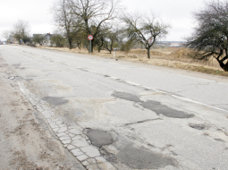 Via Baltica maģistrāle pie pagrieziena uz Baldoni pašlaik ir kā veļas dēlis. Šogad segumu beidzot paredzēts atjaunot. Foto — Mārtiņš Zilgalvis, F64