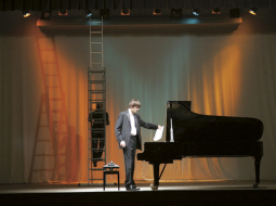 Madonas kultūras namā flīģelis Steinway&Sons ir kopš 2008.gada. «Mēs varējām atļauties,» Madonas mērs Andrejs Ceļapīters piesauc treknos gadus. Foto — Mārtiņš Zilgalvis, F64