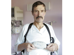 Heart Mate II kopš septembra beigām patiešām ir Aleksandra Ļeonova labākais draugs. Aparāta «kabatiņās» nepārtraukti lādējas baterijas,  kas darbina vīrieša sirds sūkni, pa nakti viņš tam pieslēdzas ar vadu. Foto — Jānis Saliņš, F64