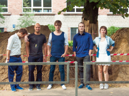 No kreisās: solists Jānis Aišpurs (32), bundzinieks Pēteris Lunde (35), ģitārists Normunds Lukša (32), basģitārists Gints Bīmanis (32) un multiinstrumentāliste Kate Pāvula (22).