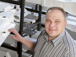 Speciālā metināšana dibinātājs Nikolajs Daņilovs amata iemaņas apguva arī pats: «Lai pilnībā apgūtu specialitāti, es tai veltīju desmit gadus. Jo vairāk uzzināju, jo vairāk mani pārsteidza.» Foto — Kaspars Krafts, F64