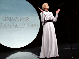 Astrīda Kairiša Spēlmaņu nakts balvu pasniegšanas ceremonijā 2011.gadā.