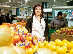Universālveikala Stockmann dekorētāja Madara Eriksone atbild par to, lai visa pārtika veikala 1.stāvā ir savās vietās un kārdinoša.