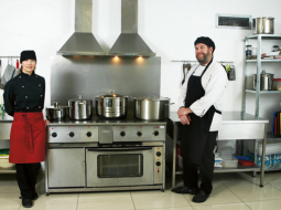 Lindas un Ričarda Džonsonu gatavotie Āzijas ēdieni nepilna gada laikā Rīgā piedzīvojuši tik lielu popularitāti, ka nācies pirkt arvien lielākus katlus. Arī ledusskapji kļuvuši par mazu, tāpat nācies nomainīt rīsu varāmo mašīnu.