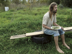 Kaspars ir svaigēdājs, tāpēc cienā ar salātiem, kas tapuši no cukini, lapu kāpostiem, gurķiem, puķkāpostiem, tomātiem. Tomāti — no lielveikala. «Nav mērķis izvairīties no veikala pārtikas, mērķis ir audzēt pašam».