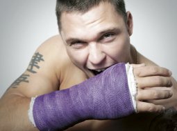 Zem ģipša ir tetovējums Never give up (Nekad nepadodies). Savukārt uz kreisā pleca atainots Māris finiša līnijā olimpiādē, gūstot zeltu. Zemāk tetovējums ar kārtīm: «Nav svarīgi, kādas kārtis iedala, svarīgi — kā izspēlē». Foto — Jānis Saliņš, F64