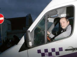 Pēteris, kurš pie taksobusa stūres ir jau piekto gadu, bet pirms tam 15 gadus stūrējis taksometru, ir pārliecināts — katru asumiņu pasažiera un vadītāja attiecībās var nolīdzināt ar humoru, tāpat kā katru sastrēgumu var apbraukt pa blakus ielām. Kuriozu ikdienas ritmā Pēterim netrūkst — reiz kāds jauneklis diskotēkā bija tā noguris, ka aizmidzis taksobusā un apbraucis trīs riņķus.