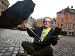 Toms Bricis laika prognozi cenšas piedāvāt arī kā izklaidi — līdz šim viņu vairāk pazina radio klausītāji, bet kopš septembra nogales  arī LTV skatītāji. Foto — Jānis Saliņš, Raitis Plauks, F64