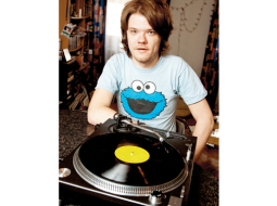 Toms Grēviņš un mūzikas atskaņotājs TECHNICS SL–1210MK
