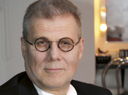 Kārļa Ulmaņa lomā aktieris Juris Kalniņš.