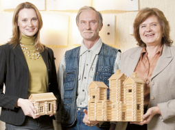 Varis Toys ir ģimenes bizness: Sandra Peiča (no labās), Varis Peičs un viņu meita Evita Tīrele. Foto — Andrejs Terentjevs, F64