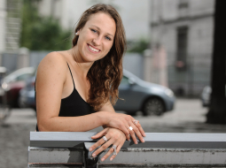 «Pašlaik cenšos iegūt dubultpilsonību, lai Latviju pārstāvētu sporta pasākumos. Varbūt pat olimpiādē!» saka Ērika Veidis.
