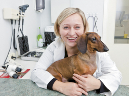 Studējot Kembridžā, Līga Kovaļčuka pētīja čūskas, ērgļa un žirafes acis. Ikdienā viņa ārstē kaķu un suņu acis. Attēlā: ar savu suni Mikiņu.