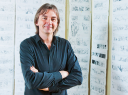 Vilnis Kalnaellis kā Miglā producents algā saņēmis četrsimt latu gadā. «Mūsu filmu studijas aktivitātes ir dažādas. Ir projekti reputācijai, priekam, un ir projekti peļņai.»