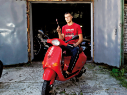 Kamēr Dāvja (18) klasesbiedri Rīgas 25.vidusskolā pukojās, ka skolēniem vasarā nopelnīt ir bezcerīgi, viņš no rīta līdz vakaram Vespa motorolleru salonā Rīgas klusajā centrā ķīlēja dzelžus. «Ar darba trūkumu neesmu saskāries, manā vecumā labu mehāniķu nav.»