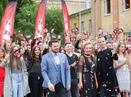 Priekšplānā no kreisās: X Faktora žurijas locekļi Intars Busulis, Aija Auškāpa un Reinis Sējāns raidījuma filmēšanas laikā.