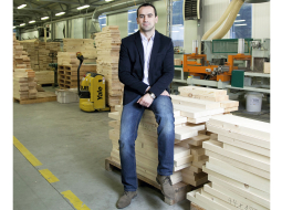 Jauno uzņēmuma novērtējuma rīku pirmais iemēģināja mūsdienīgu guļbūves māju ražotāja Dores fabrika direktors Mikus Zībergs.
