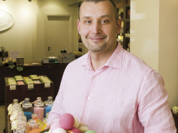 «Kam tev tādas galvassāpes?» Oļegam Ivanovam, kurš sāka ražot ar rokām gatavotas ziepes, prasīja paziņa, kas Latvijā tirgo alkoholu. Priekšā jau bija konkurenti, bet Rīgas ziepju manufaktūras tehniskajam direktoram no laika gala patika radošā atmosfēra un tas, ka šajā nozarē savienojas visas uzņēmējdarbības kategorijas: eksports, imports, ražošana, vairumtirdzniecība, izstādes