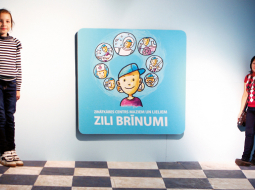 Zinātkāres centrā instalācija, kas māna telpas izjūtu un redzi.