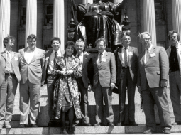 LTF delegācija un tautfrontiešu atbalstītāji trimdā 1989.gada aprīlī konferencē Kanādas pilsētā Gananokvē, kuru apmeklēja ap 100 latviešu no visas Amerikas, un tā bija milzu grūdiens intensīvākām attiecībām. No kreisās: Pēteris Cimdiņš, Uldis Grava, Dainis Īvāns, Ramona Umblija, Uldis Klauss, Arnis Kalniņš, Ilmārs Lazovskis, Ilmārs Bišers un Jānis Dripe.